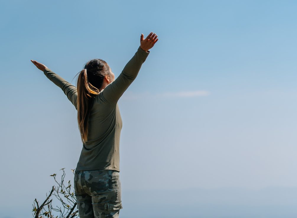 Digital detox, detox digital, desintoxicación digital, cómo hacer un detox digital, beneficios del detox digital, detox en redes sociales, equilibrio digital, desconectar del móvil, bienestar digital, uso consciente del móvil, navidad sin móviles, zonas libres de tecnología, minimizar distracciones, pacto familiar para desconexión, tradiciones offline, salud mental y tecnología, tiempo sin pantallas, adicción a las redes sociales, reconectar con la familia, detox gradual, hábitos saludables con tecnología